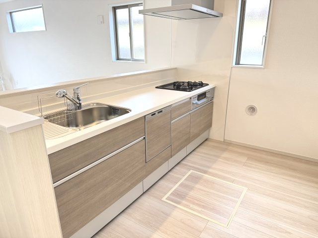 前橋市朝倉町２期　新築戸建て　1号棟のキッチン|人気のカウンターキッチン採用です☆
コンロも３口ご用意しています！調理スペースも広くストレスなくお料理できます。
浄水器つきなので美味しいお水も飲めますよ♪