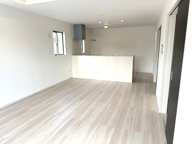 前橋市朝倉町２期　新築戸建て　1号棟の居間・リビング|18.7帖あるゆったりしたリビングです☆
人気の対面式キッチンを配した空間はお好みの家具も合わせやすく、家族がくつろぐ快適な空間造りをサポート。窓からは明るい陽光が差し込みます。