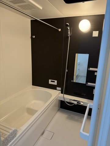 前橋市朝倉町２期　新築戸建て　1号棟の浴室|１坪タイプのフルオートバスです！
足を延ばして入れる広さなので一日の疲れも癒されますよ♪
室内物干しや浴室乾燥機もあるのでお天気の悪い日にはランドリースペースとしてもご利用できます！