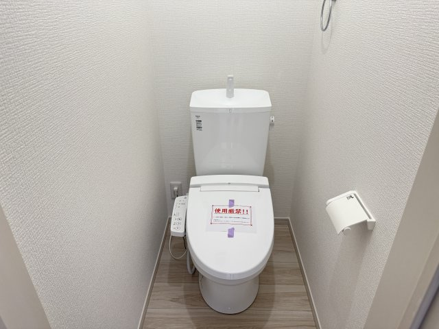 前橋市朝倉町２期　新築戸建て　1号棟のトイレ|1階トイレです。清潔感のある白を基調としています。
温水洗浄・便座暖房機能の付いた快適なトイレです☆