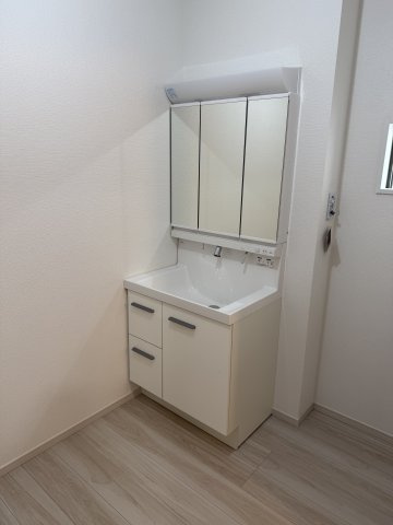 前橋市朝倉町２期　新築戸建て　1号棟の独立洗面台|シャワー水栓付き洗面台で朝の身支度もバッチリです！
洗面台には収納スペースもあり洗面室もすっきり片付きますよ！