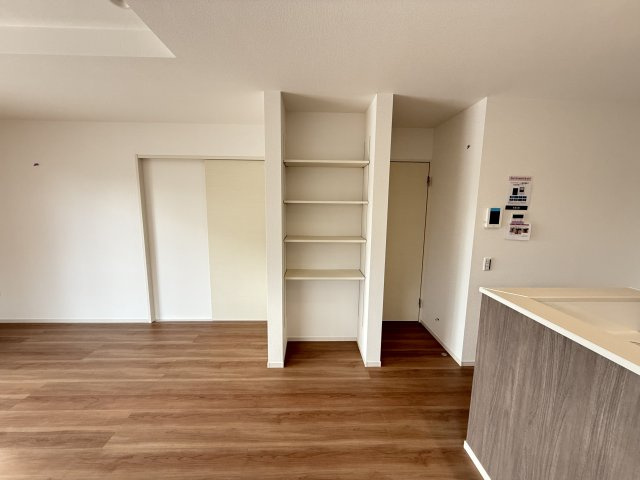 前橋市朝倉町２期　新築戸建て　2号棟の居間・リビング|カウンターキッチンなのでお料理をしながら会話もできます。
夕食の支度をしながら、お子様の様子も見られて自然と会話も増えますよ♪