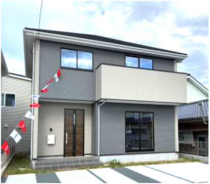 前橋市朝倉町２期　新築戸建て　2号棟の外観|朝倉町に全2棟の住宅が完成しました。
お客様のご都合に合わせていつでもご見学頂けます♪
おしゃれな外観に仕上がっています