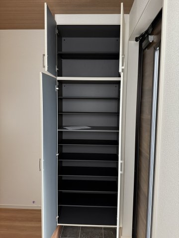 前橋市朝倉町２期　新築戸建て　2号棟の玄関|玄関収納もついていますよ！