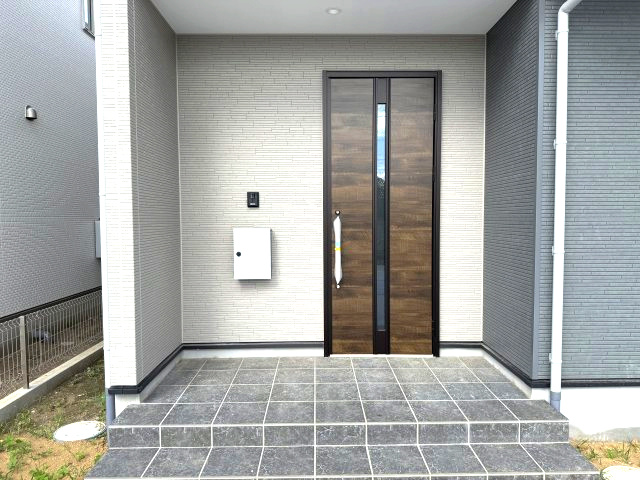 前橋市朝倉町２期　新築戸建て　2号棟の玄関|高級感ある玄関に仕上がっています。玄関前も広々しています。