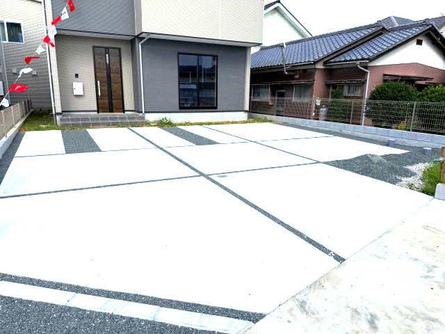 前橋市朝倉町２期　新築戸建て　2号棟の駐車場|駐車場もキレイに整備されています。並列３台駐車可能です。