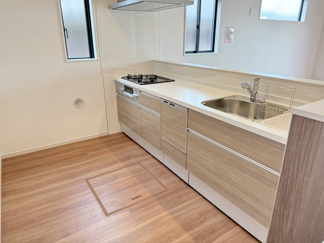 前橋市朝倉町２期　新築戸建て　2号棟のキッチン|人気のカウンターキッチン採用です☆
コンロも３口ご用意しています！調理スペースも広くストレスなくお料理できます。
浄水器つきなので美味しいお水も飲めますよ♪