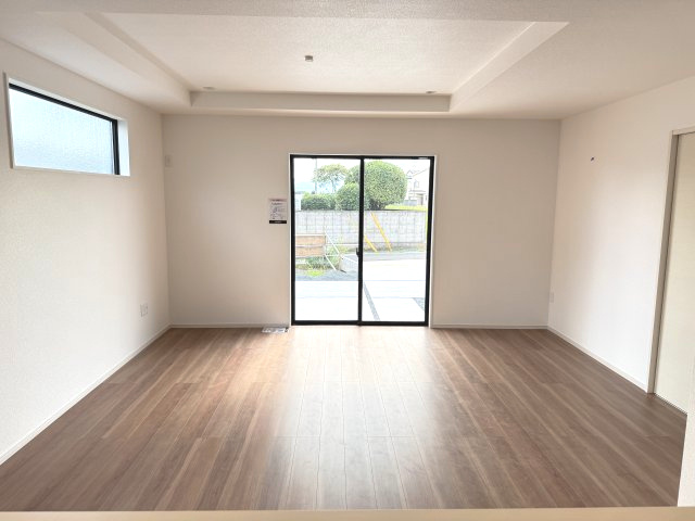 前橋市朝倉町２期　新築戸建て　2号棟の居間・リビング|18.7帖あるゆったりしたリビングです☆
人気の対面式キッチンを配した空間はお好みの家具も合わせやすく、家族がくつろぐ快適な空間造りをサポート。窓からは明るい陽光が差し込みます。