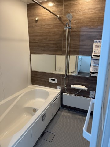 前橋市朝倉町２期　新築戸建て　2号棟の浴室|１坪タイプのフルオートバスです！
足を延ばして入れる広さなので一日の疲れも癒されますよ♪
室内物干しや浴室乾燥機もあるのでお天気の悪い日にはランドリースペースとしてもご利用できます！