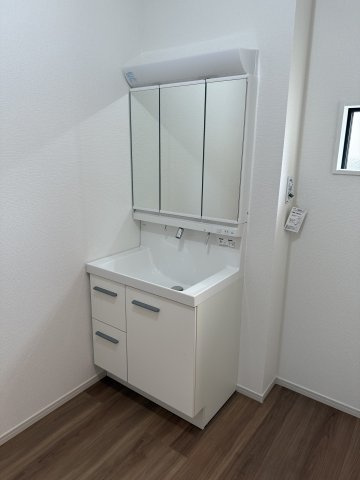 前橋市朝倉町２期　新築戸建て　2号棟の独立洗面台|シャワー水栓付き洗面台で朝の身支度もバッチリです！
洗面台には収納スペースもあり洗面室もすっきり片付きますよ！