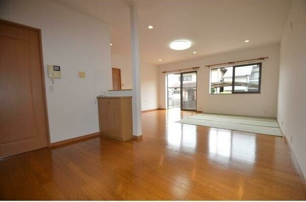 瑞穂区白砂町二丁目貸家の居間・リビング