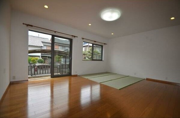 瑞穂区白砂町二丁目貸家の居間・リビング