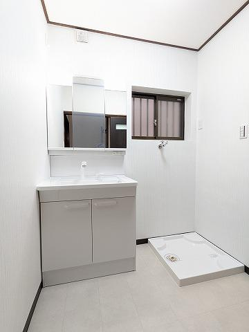 出屋敷元町2丁目（左側）　中古一戸建ての独立洗面台|シャワー付き洗面化粧台
■物件内覧・資金計画相談・住宅ローン相談、リフォーム相談、お問合せ受付中■
※当日・翌日のご内覧、ご相談はお電話でのお問合せがスムーズです！