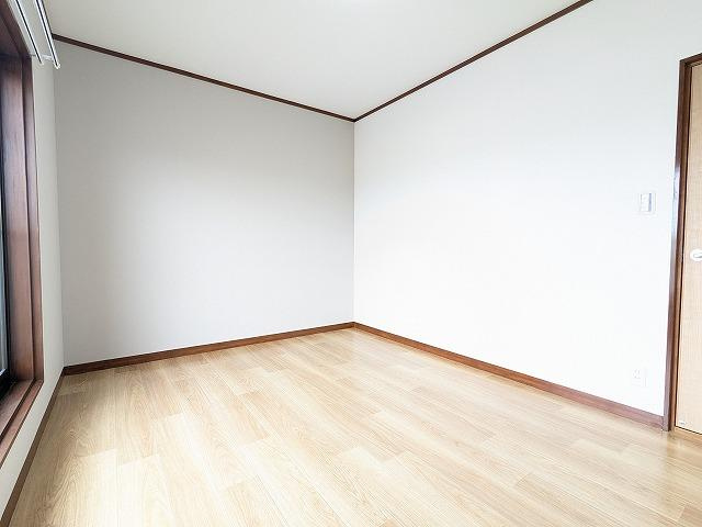 出屋敷元町2丁目（左側）　中古一戸建ての寝室|洋室6.0帖　3階のお部屋
■物件内覧・資金計画相談・住宅ローン相談、リフォーム相談、お問合せ受付中■
※当日・翌日のご内覧、ご相談はお電話でのお問合せがスムーズです！