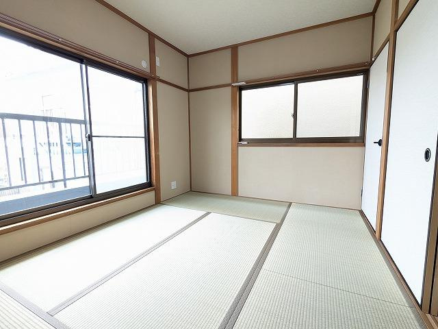 出屋敷元町2丁目（左側）　中古一戸建ての内装|和室6.0帖　陽当たり良好
■物件内覧・資金計画相談・住宅ローン相談、リフォーム相談、お問合せ受付中■
※当日・翌日のご内覧、ご相談はお電話でのお問合せがスムーズです！