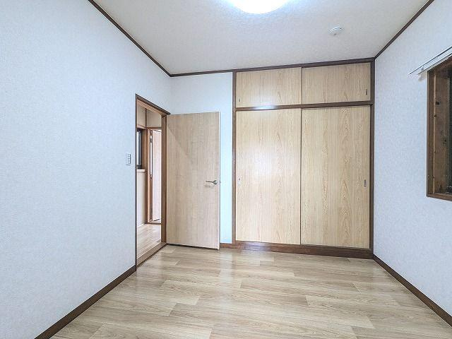 出屋敷元町2丁目（左側）　中古一戸建ての子供部屋|洋室4.5帖
■物件内覧・資金計画相談・住宅ローン相談、リフォーム相談、お問合せ受付中■
※当日・翌日のご内覧、ご相談はお電話でのお問合せがスムーズです！