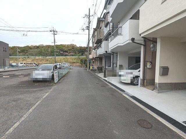 出屋敷元町2丁目（左側）　中古一戸建ての前面道路含む現地写真|■物件内覧・資金計画相談・住宅ローン相談、リフォーム相談、お問合せ受付中■
※当日・翌日のご内覧、ご相談はお電話でのお問合せがスムーズです！