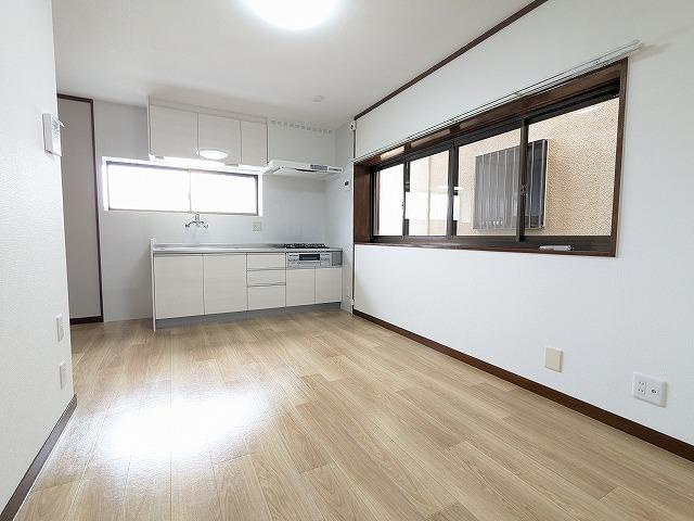出屋敷元町2丁目（左側）　中古一戸建てのキッチン|LDK9.0帖　陽当たり良好
■物件内覧・資金計画相談・住宅ローン相談、リフォーム相談、お問合せ受付中■
※当日・翌日のご内覧、ご相談はお電話でのお問合せがスムーズです！
