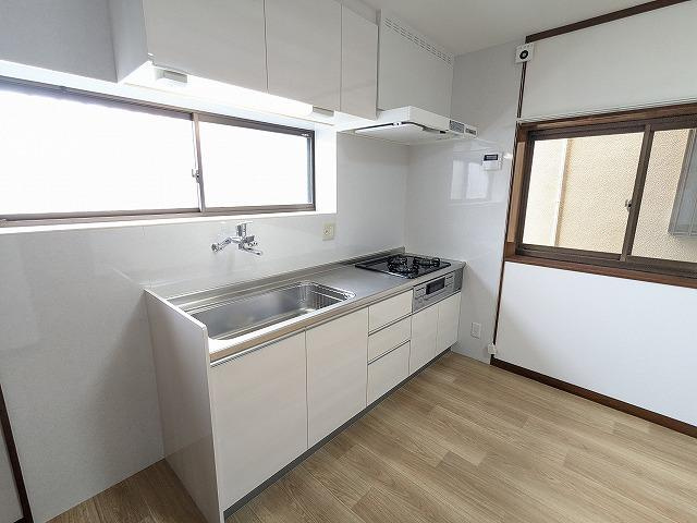 出屋敷元町2丁目（左側）　中古一戸建てのキッチン|システムキッチン
■物件内覧・資金計画相談・住宅ローン相談、リフォーム相談、お問合せ受付中■
※当日・翌日のご内覧、ご相談はお電話でのお問合せがスムーズです！