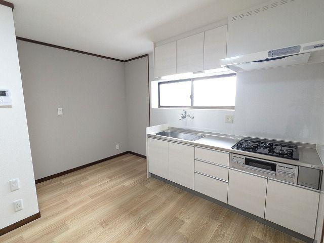 出屋敷元町2丁目（左側）　中古一戸建てのキッチン|システムキッチン
■物件内覧・資金計画相談・住宅ローン相談、リフォーム相談、お問合せ受付中■
※当日・翌日のご内覧、ご相談はお電話でのお問合せがスムーズです！