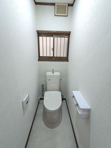出屋敷元町2丁目（左側）　中古一戸建てのトイレ|温水洗浄便座
■物件内覧・資金計画相談・住宅ローン相談、リフォーム相談、お問合せ受付中■
※当日・翌日のご内覧、ご相談はお電話でのお問合せがスムーズです！