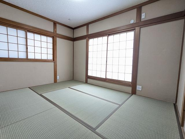 出屋敷元町2丁目（左側）　中古一戸建ての和室|和室6.0帖　バルコニー
■物件内覧・資金計画相談・住宅ローン相談、リフォーム相談、お問合せ受付中■
※当日・翌日のご内覧、ご相談はお電話でのお問合せがスムーズです！