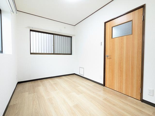 出屋敷元町2丁目（左側）　中古一戸建ての洋室|洋室5.0帖　1階のお部屋
■物件内覧・資金計画相談・住宅ローン相談、リフォーム相談、お問合せ受付中■
※当日・翌日のご内覧、ご相談はお電話でのお問合せがスムーズです！
