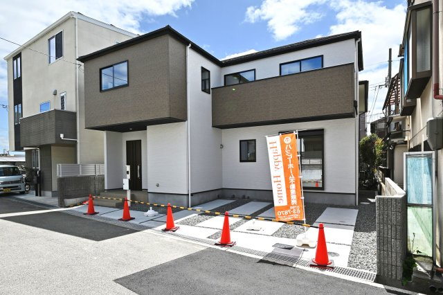 テラシエ御所の前町新築一戸建て│4LDK+並列駐車2台可の外観|敷地面積約34坪4LDK、並列駐車2台可能！(車種制限有)限定1邸の新築戸建が堂々完成致しました。 即日のご内覧が可能です。皆様からのご連絡心よりお待ちしております。