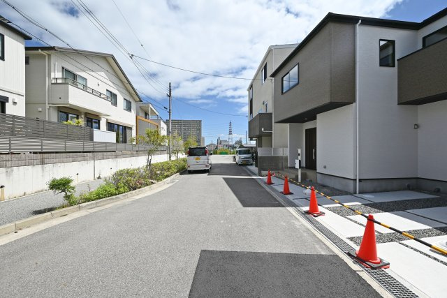 テラシエ御所の前町新築一戸建て│4LDK+並列駐車2台可の前面道路含む現地写真|前面道路幅は北西側に約4.9ｍです。