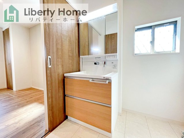 ワイウッドコート土浦市神立町第１期　新築戸建　４号棟の独立洗面台