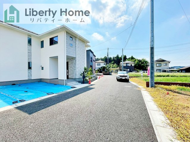 ワイウッドコート土浦市神立町第１期　新築戸建　４号棟の前面道路含む現地写真