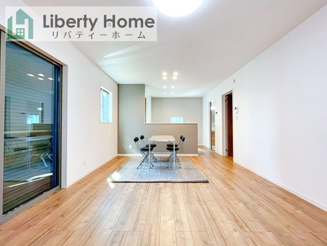 ワイウッドコート土浦市神立町第１期　新築戸建　４号棟の居間・リビング