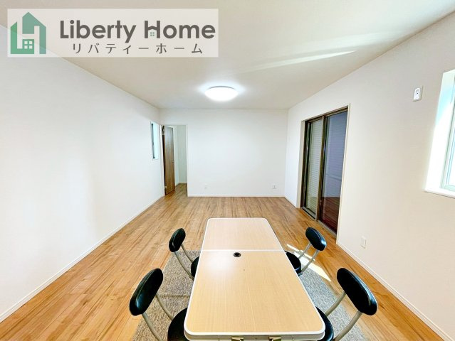 ワイウッドコート土浦市神立町第１期　新築戸建　４号棟の居間・リビング