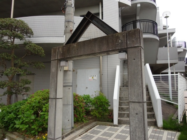 ガーデンハイツ桃山台弐番館のエントランス