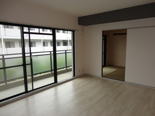 ガーデンハイツ桃山台弐番館の居間・リビング