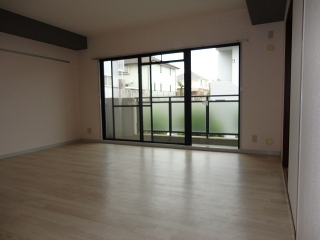 ガーデンハイツ桃山台弐番館の居間・リビング