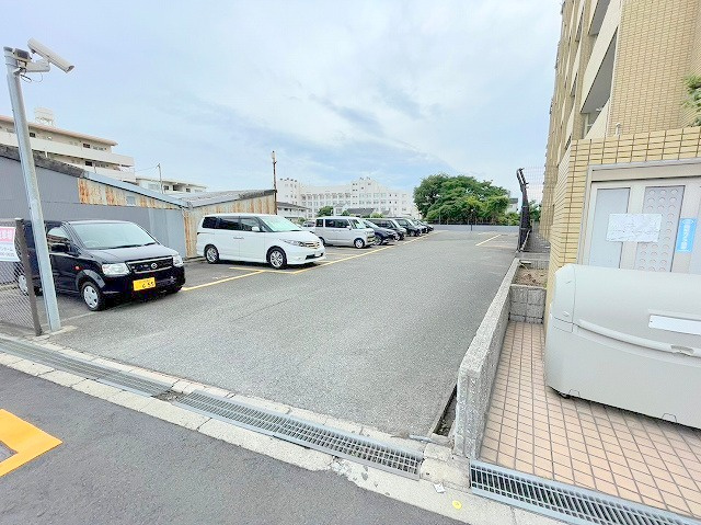 メゾンドプルメリアの駐車場