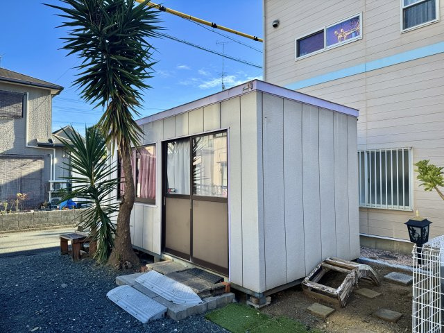 中央区下池川町のその他|外の駐車スペースには大きめの物置小屋もありますよ。
