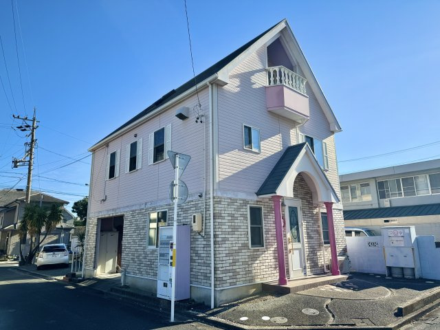 中央区下池川町の外観|淡いピンクの外観が目を引く3F建ての中古戸建です。
