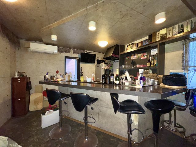 中央区下池川町のその他|1Fにはカウンターがあります。友人との憩いの場として
またお店として使用することも可能です。
