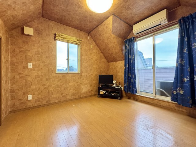 中央区下池川町の洋室|3F洋室です。
そのままの状態でも、リフォームして自分好みに変えてみても
楽しそうですね♪
