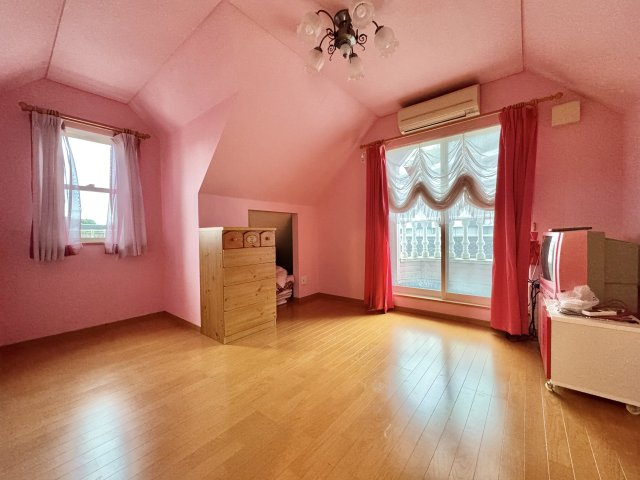 中央区下池川町の洋室|3F洋室です。
それぞれのお部屋にバルコニーがついています。
クローゼットも各部屋にありますので、しっかり荷物を収納できます。
