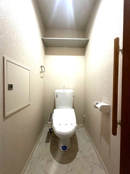 【トイレ】 | ベリーメゾン都筑 | トイレは温水洗浄便座付き♪人気のバストイレ別です♪小物を置ける便利な棚やタオルハンガーも付いています☆