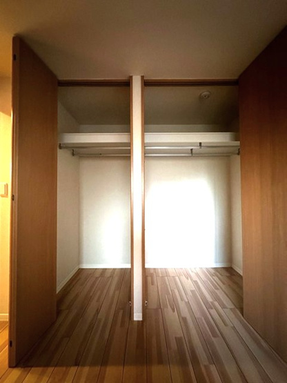 【収納】 | ベリーメゾン都筑 | 洋室5.7帖のお部屋にあるクローゼットです♪お気に入りのお洋服もすっきり収納できます☆