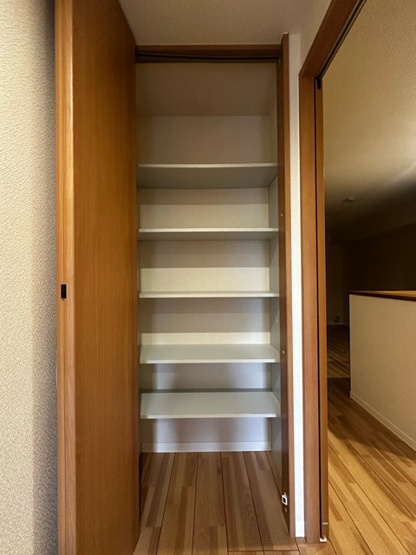 【収納】 | ベリーメゾン都筑 | 廊下にある収納スペースです！天井高の収納スペースでかさ張るお掃除用品などもすっきり収納できて便利☆