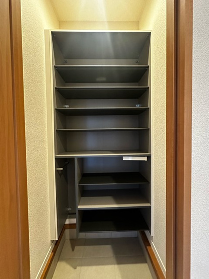 【玄関】 | ベリーメゾン都筑 | 奥行きのあるシューズクロークで玄関もキレイに片付きます☆靴だけでなく少しかさばる荷物も収納できるのがポイント！