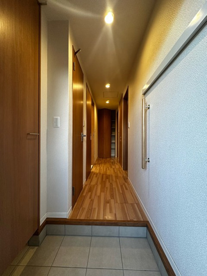 【玄関】 | ベリーメゾン都筑 | 玄関から室内への景観です！右手に洋室5.7帖のお部屋、左手にトイレ・洗面所・バスルームがあります☆