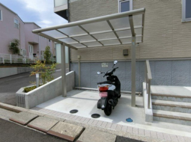【その他共用部分】 | ベリーメゾン都筑 | 敷地内に屋根付きバイク置き場を完備しています！バイクがあれば通勤・通学、お買い物にも便利です☆