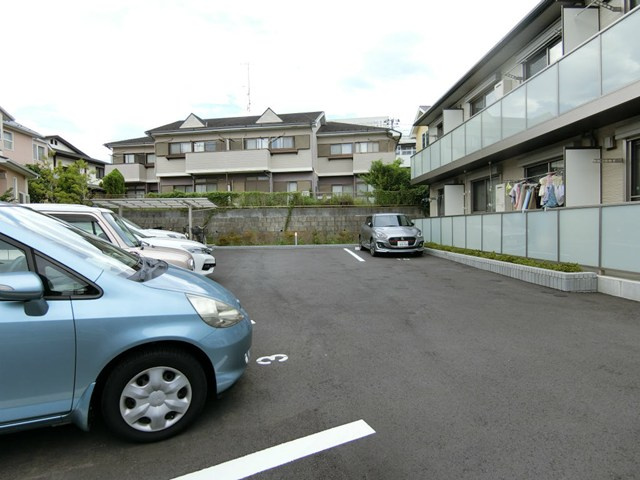 【駐車場】 | ベリーメゾン都筑 | いつでも目の届く敷地内に駐車場があります♪お車をお持ちのファミリーさんにオススメです☆