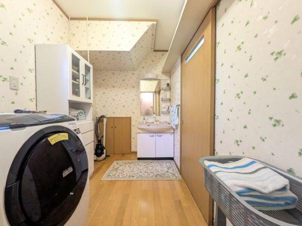 大在浜2丁目　中古住宅の独立洗面台|広々とした洗面室は朝の準備も効率的にできます！スペースも時間も節約でき、毎日のスタートがスムーズに♪